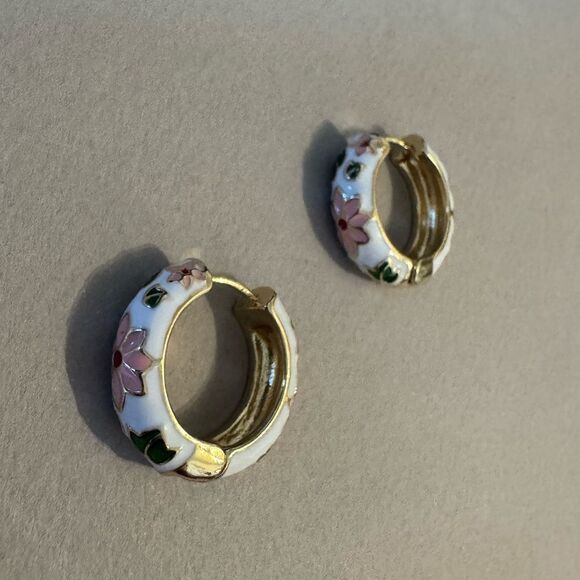 Floral Gold and White Hoop Earrings A1528 - Picture 4 of 4
